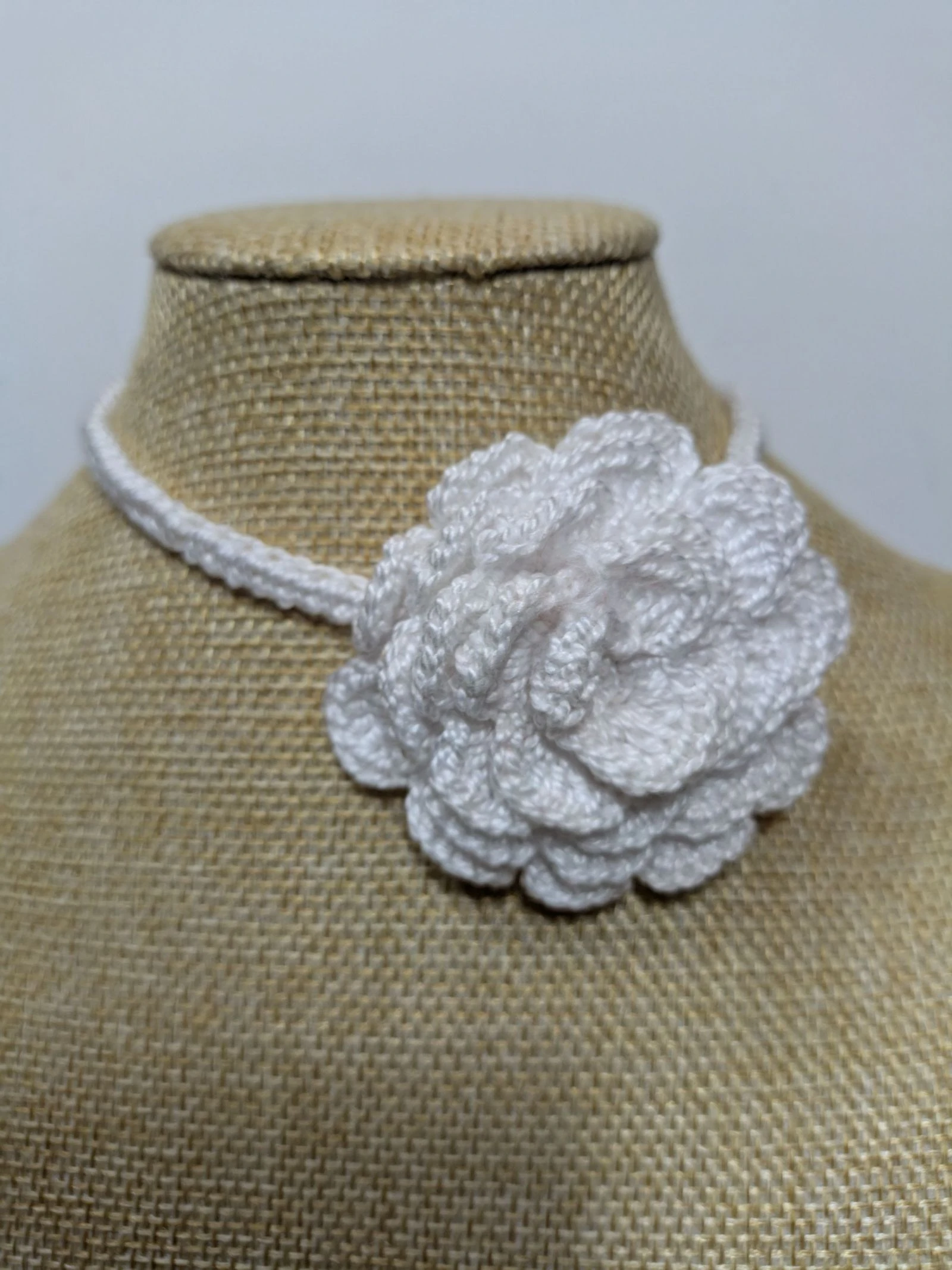 Collar Choker de Crochet Blanco con Flor XL Tejida a Mano